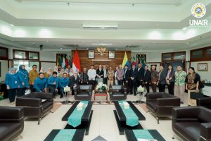 Group photo of UNAIR leadership and the ASIIN panel during the international accreditation visit, Wednesday (Nov. 12, 2025). (Photo: PHMP UNAIR)