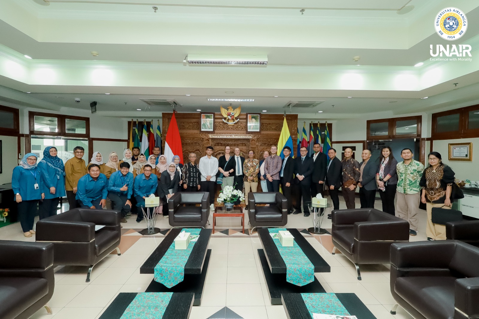 Group photo of UNAIR leadership and the ASIIN panel during the international accreditation visit, Wednesday (Nov. 12, 2025). (Photo: PHMP UNAIR)