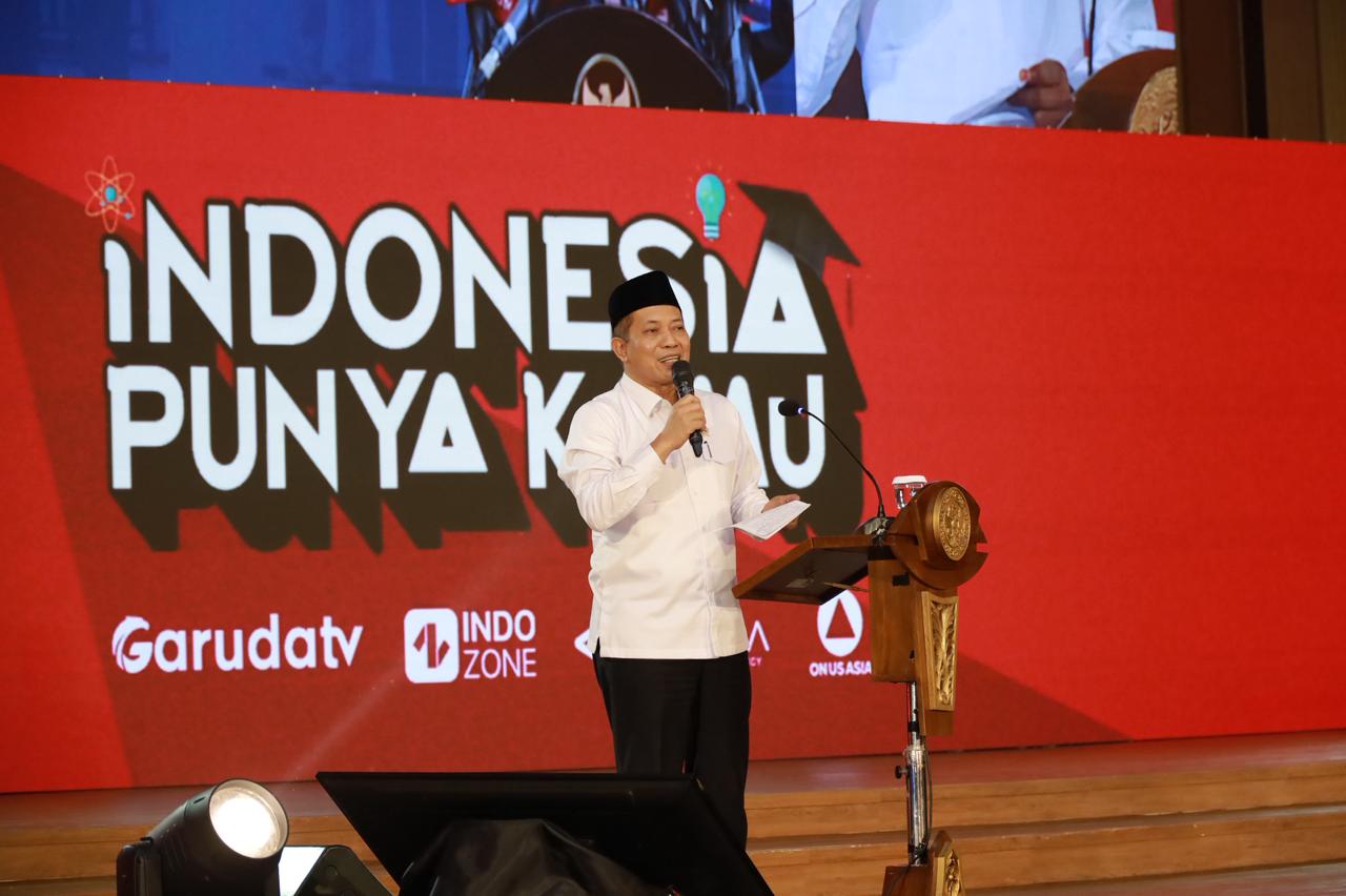 Minister of Cooperatives Dr. Ferry Juliantono SE Ak MSi speaks during the “Indonesia Punya Kamu 2025” public lecture at the Airlangga Convention Center (ACC), MERR-C Campus, Universitas Airlangga, Monday (11/24/2025).