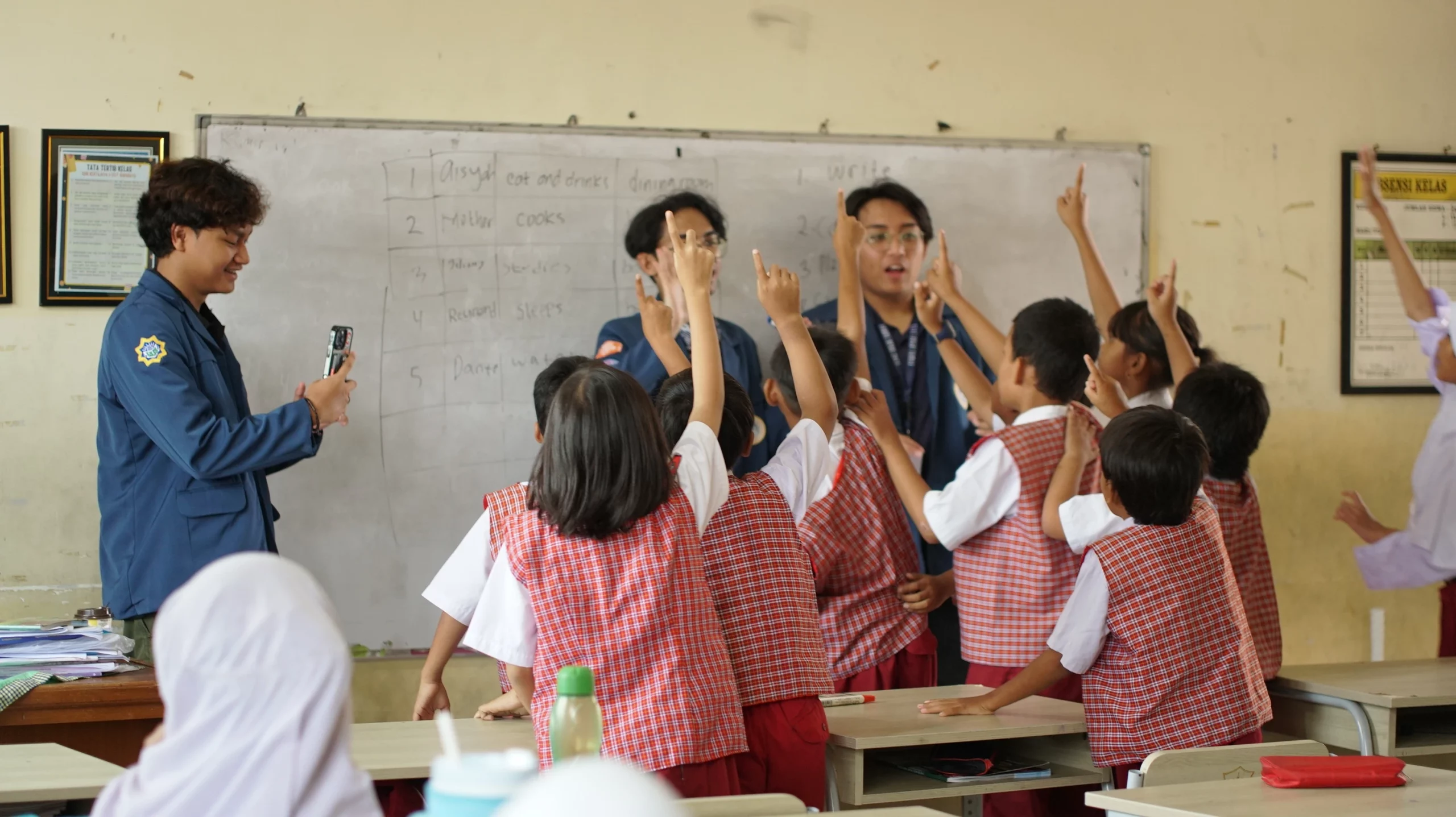 Suasana interaktif saat panitia 'Kawal APBD' BEM FEB UNAIR menyampaikan materi literasi keuangan kepada siswa-siswi SDN 1 Kertajaya di dalam kelas. (Foto: BEM FEB UNAIR).