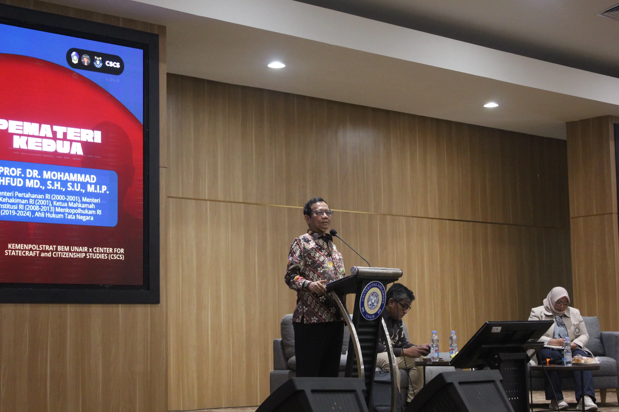 Prof. Dr. Mohammad Mahfud MD saat menyampaikan materi dalam acara DIRAYA 2025 yang diselenggarakan oleh Kemenpolstrat BEM UNAIR. (Foto: BEM UNAIR).