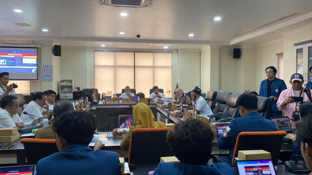 Suasana audiensi "Kawal APBD 2025" antara BEM FEB UNAIR dengan jajaran Komisi D DPRD Kota Surabaya dan Pemkot Surabaya di Ruang Rapat Komisi D. (Foto: BEM FEB UNAIR)