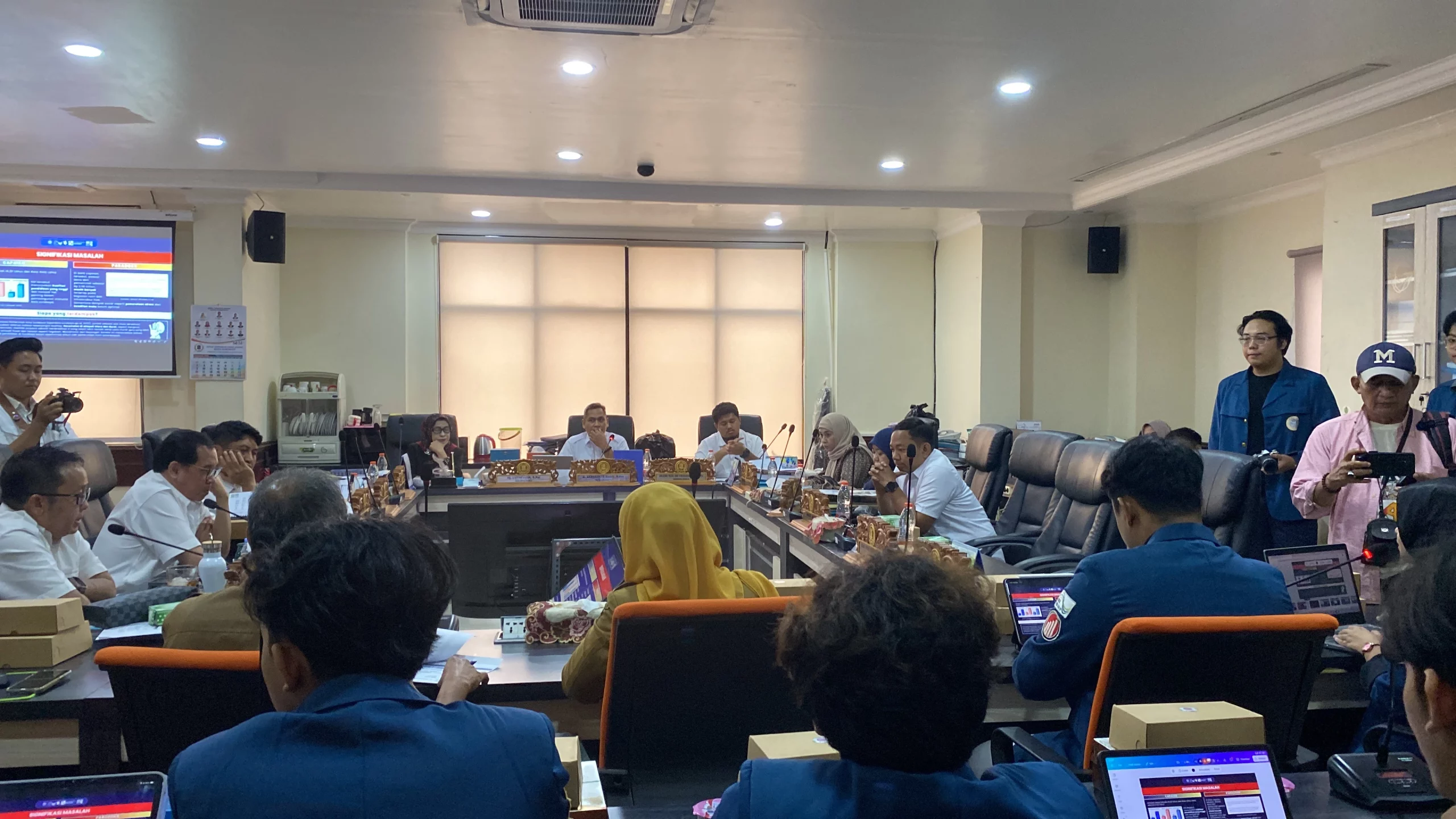 Suasana audiensi "Kawal APBD 2025" antara BEM FEB UNAIR dengan jajaran Komisi D DPRD Kota Surabaya dan Pemkot Surabaya di Ruang Rapat Komisi D. (Foto: BEM FEB UNAIR)