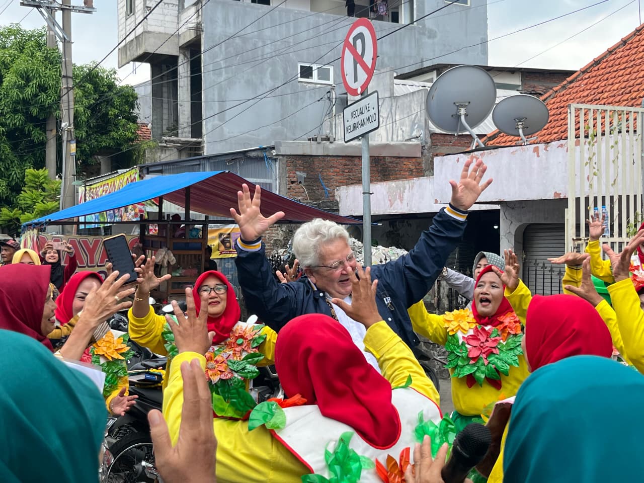 Members of the Mojo PKK community perform an opening dance wearing outfits crafted from recycled household waste. (SDGs Committee Documentation)