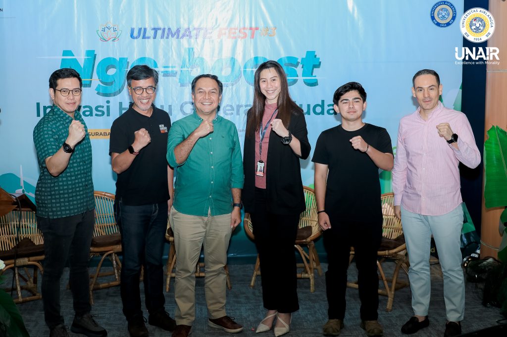 Sekretaris Direktorat Kemahasiswaan UNAIR, Edith Frederika Puruhito SKM MSc (MedSci) saat sesi foto bersama para pemateri Ultimate Fest 2025. (Foto: PHMP UNAIR)