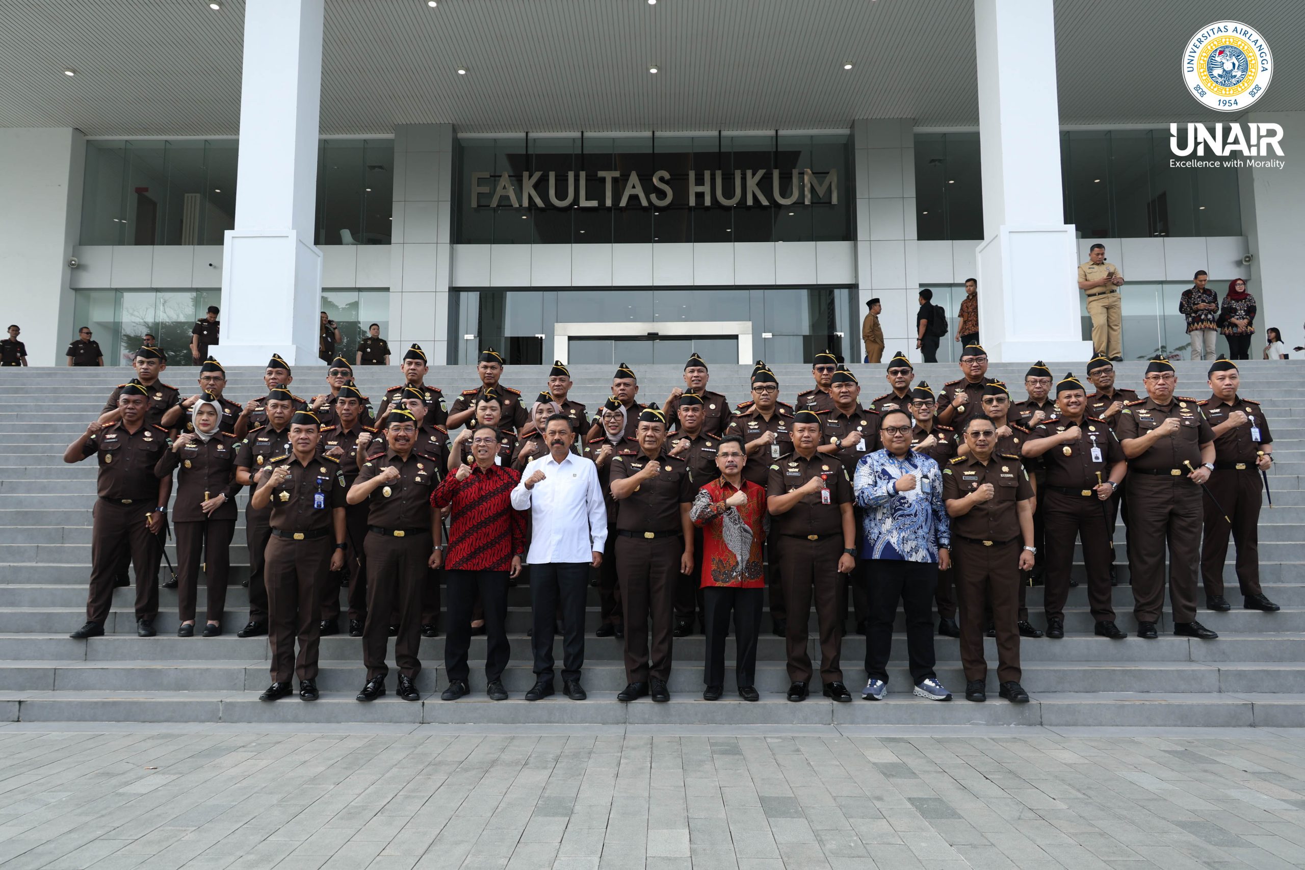 Rektor UNAIR dan Jajaran Pimpinan HF UNAIR berfoto bersama Pimpinan Kejaksaan Tinggi Jawa Timur di depan gedung AG Pringgodigdo, Senin (15/12/2025). (Foto: PHMP UNAIR)