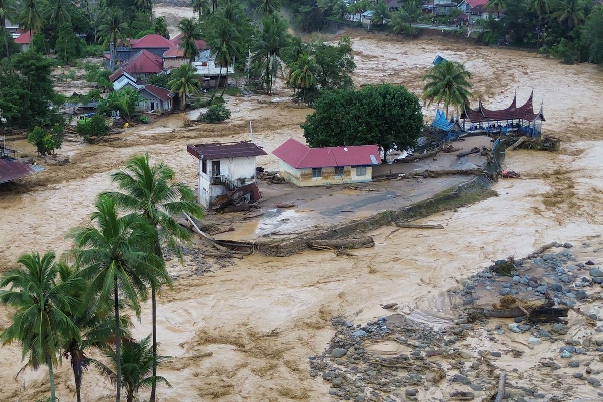Flood and landslide disasters occurring in Sumatra. (Photo: kompas.com)