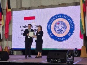 Dr Sri Widati SSos MSi mewakili UNAIR menerima penghargaan 5 bintang HURS AUN-HPN di Filipina. (Foto: Istimewa).