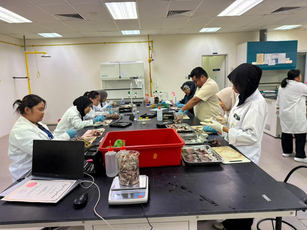 Researchers from UNAIR and UiTM collaborate on a study of gelatin. (Photo: By courtesy)