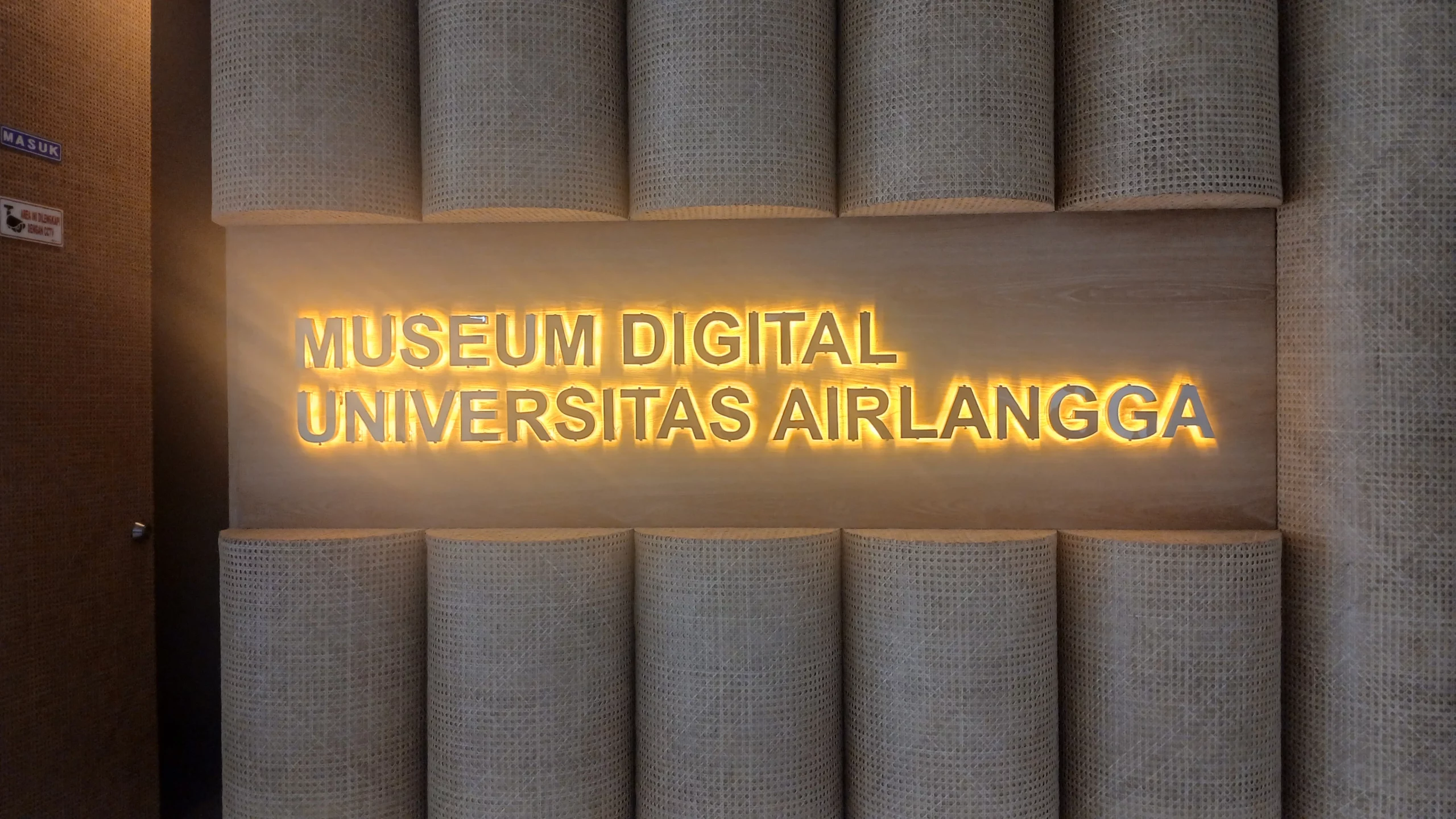 Tampilan depan Museum Digital Universitas Airlangga yang berlokasi di ASEEC Tower lantai dua, Kampus Dharmawangsa-B UNAIR (dok: pribadi)