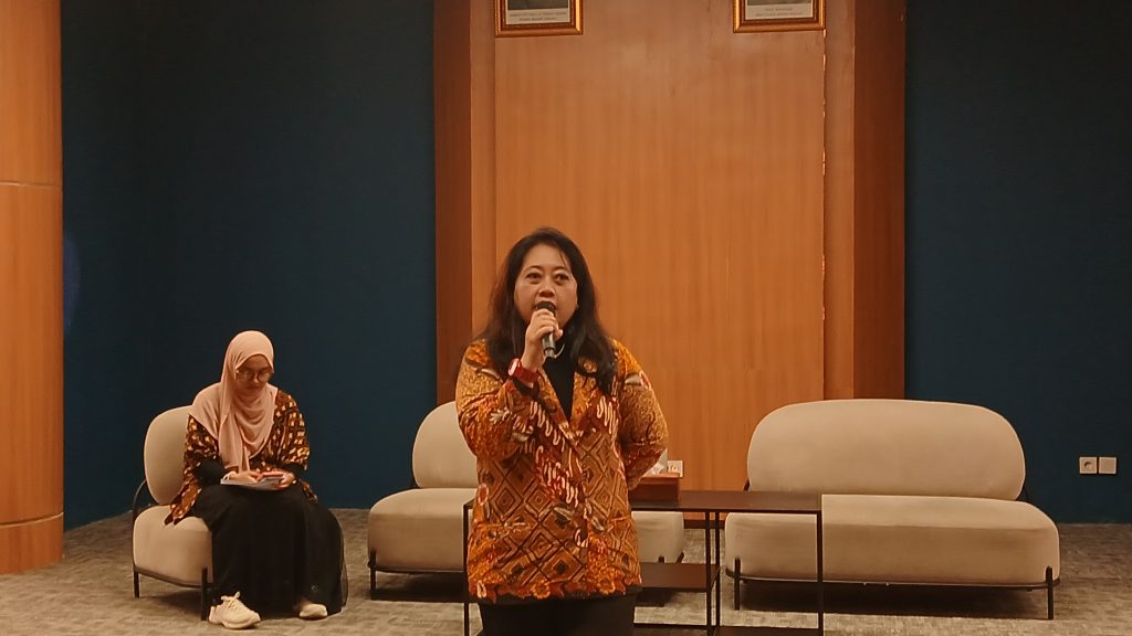 Prof Ira Nurmala SKM MPH PhD saat memaparkan materi leadership pada kegiatan Kapasotasi Soby di Ruang Bima Suci. (Foto: Istimewa)