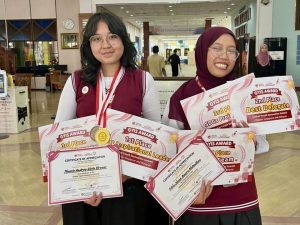 Thania Audrey (left) and Dhia Jinan (right), students of the Faculty of Vocational Studies Universitas Airlangga (UNAIR), show the awards they received at the Global Youth Innovation Summit (GYIS) Batch 12 for their contributions and SDGs-based innovation project. (Photo: By courtesy)