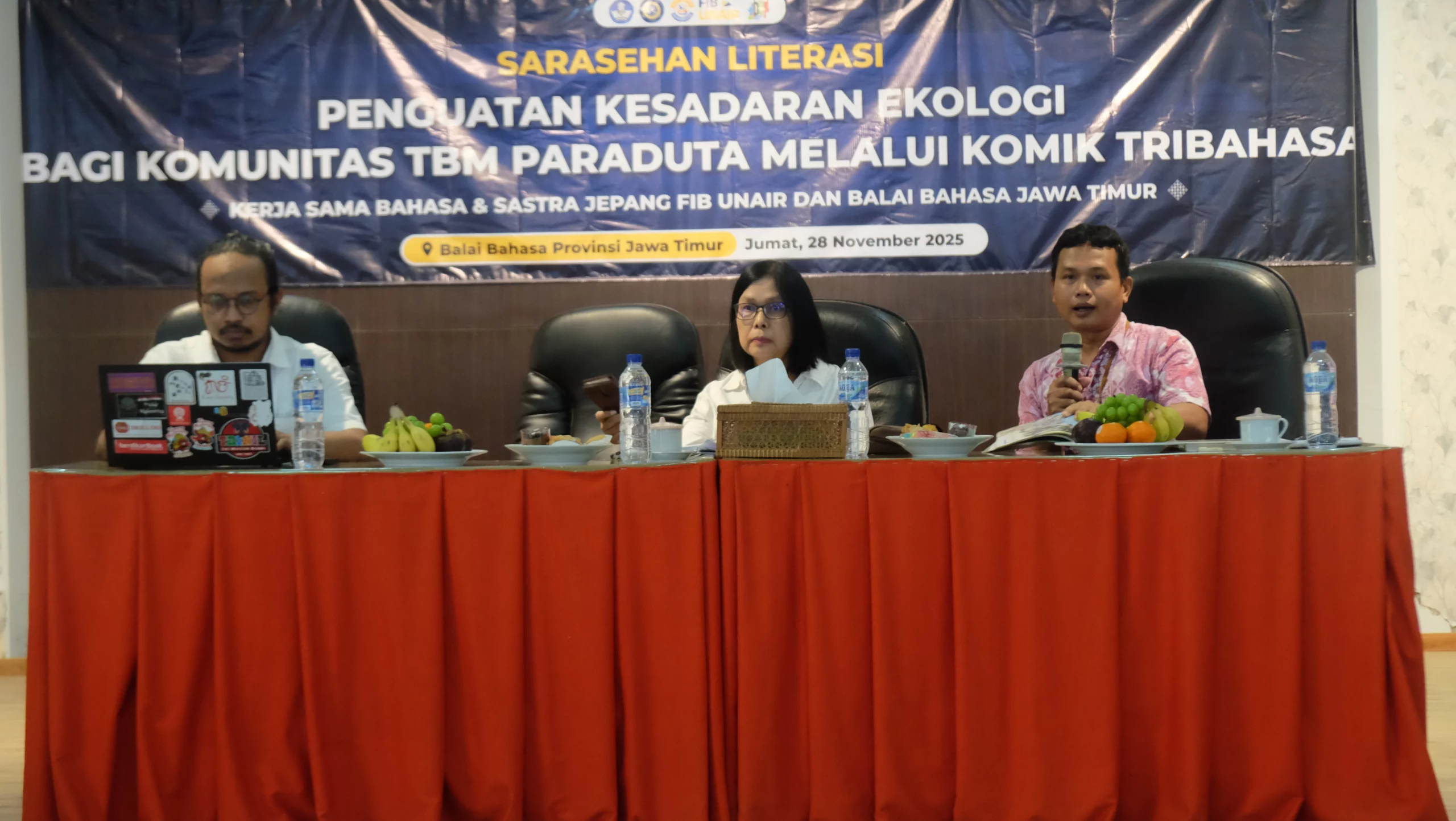 Antonius R Pujo Purnomo PhD, saat berbagi wawasan tentang cerita rakyat dalam versi Jepang kepada peserta sarasehan (Foto: Muhamad Maulana Saputro).
