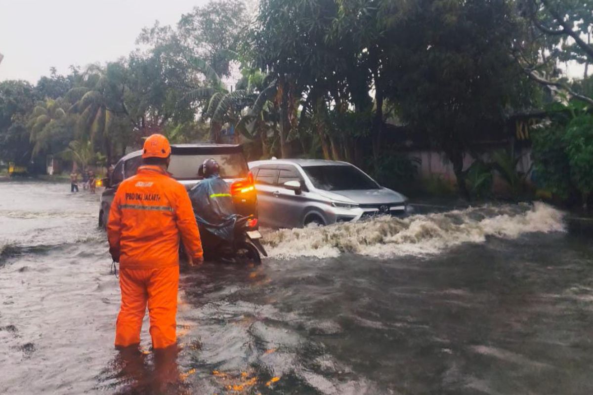 Photo showing tidal flooding conditions. (Photo: Antaranews.com)