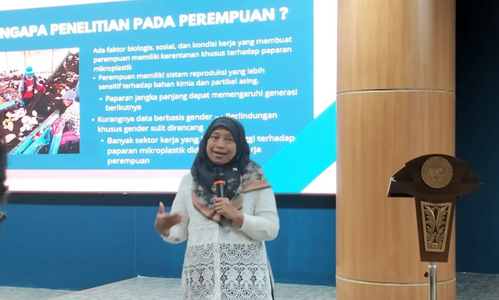 Dr. Lestari Sudaryanti, dr., M.Kes., a midwifery lecturer at the Universitas Airlangga (UNAIR) Faculty of Medicine, delivered her presentation during an event hosted by LPMB