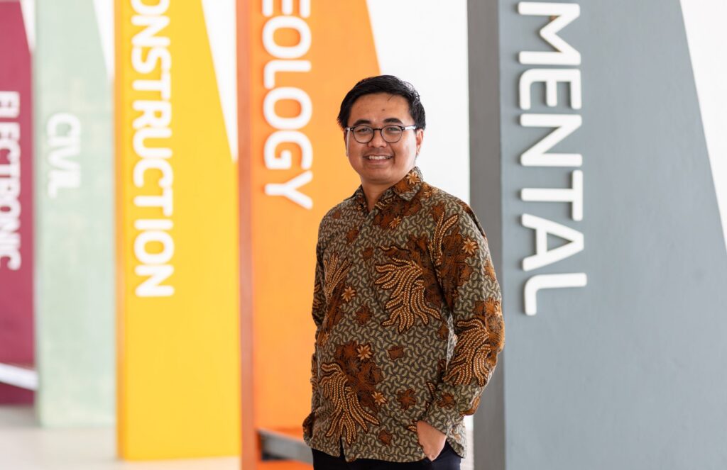 Edza Aria Wikurendra PhD, alumnus UNAIR yang kini jadi dosen Curtin University Malaysia. (Foto: Istimewa)