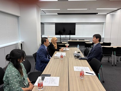 Akihiro Yamamoto memberikan penjelasan skema pelatihan HITOWA kepada para delegasi FIB UNAIR