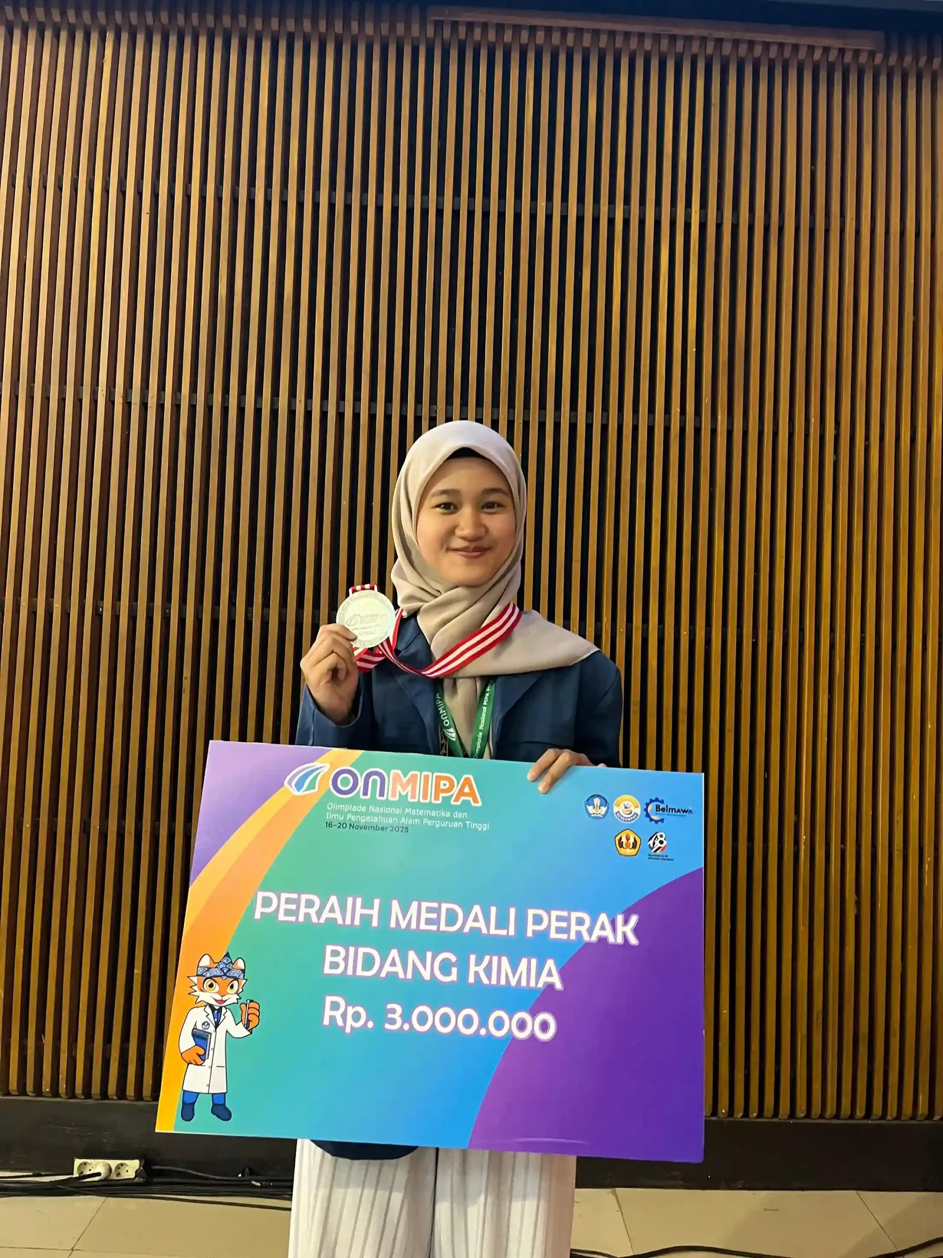 Emilda Puteri Aulia saat menerima penghargaan Medali Perak di ONMIPA Kimia FK Universitas Airlangga 2025. (Foto: Dok. Pribadi)
