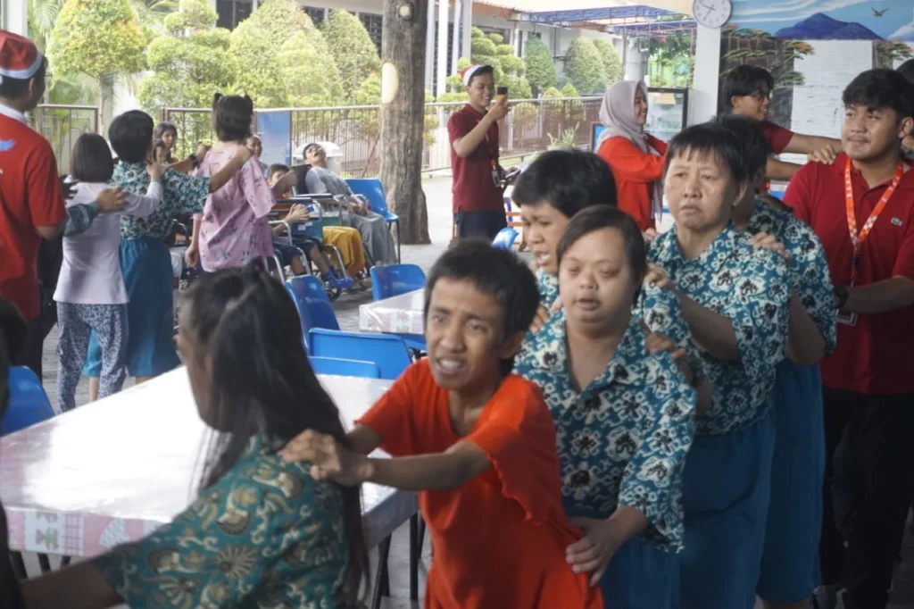 The Religious Affairs Department of the UNAIR Faculty of Law (FH) Student Executive Board (BEM) together with children at the orphanage during Bakti Cendekia Vol. 2 (Photo: By courtesy)