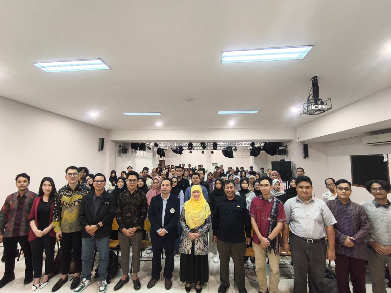 FIB UNAIR Bersama tim Tiktok Shop by Tokopedia saat kegiatan workshop kolaboratif. (Foto: Istimewa)