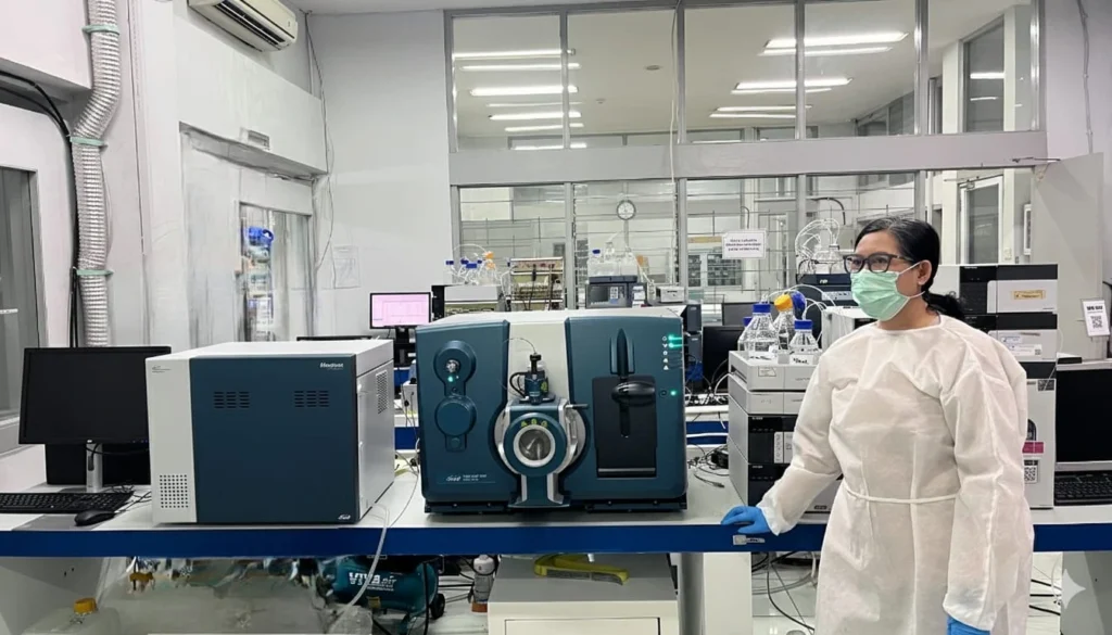 UNAIR NEWS – Universitas Airlangga has once again highlighted its global footprint through the accomplishments of its alumni. Among them is Mimin Jiwo Winanti, SSi, Apt., a graduate of UNAIR’s Faculty of Pharmacy, who now leads the National Center for Drug and Food Testing Development (PPPOMN).