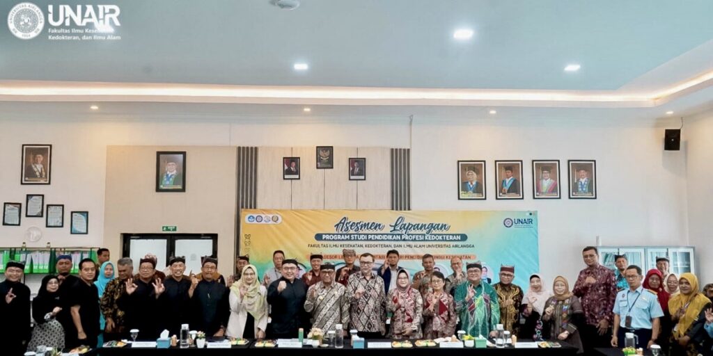 A group photo of the LAM-PTKes assessor team with FIKKIA and UNAIR leaders, the Vice Regent of Banyuwangi, and key stakeholders during the opening of the on-site review of the Medical Professional Education Program at FIKKIA UNAIR’s Mojo Campus in Banyuwangi. (Photo: UKIP FIKKIA)