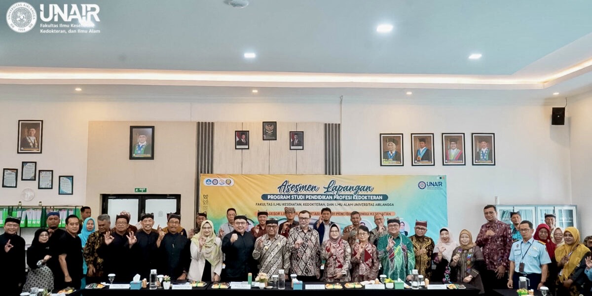 A group photo of the LAM-PTKes assessor team with FIKKIA and UNAIR leaders, the Vice Regent of Banyuwangi, and key stakeholders during the opening of the on-site review of the Medical Professional Education Program at FIKKIA UNAIR’s Mojo Campus in Banyuwangi. (Photo: UKIP FIKKIA)