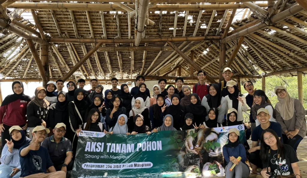 Sesi Foto bersama kegiatan Aksi Tanam 250 Mangrove, Sobat Bumi UNAIR di Ekowisata Mangrove Wonorejo Surabaya (20/12/2025) (Foto: Narasumber)