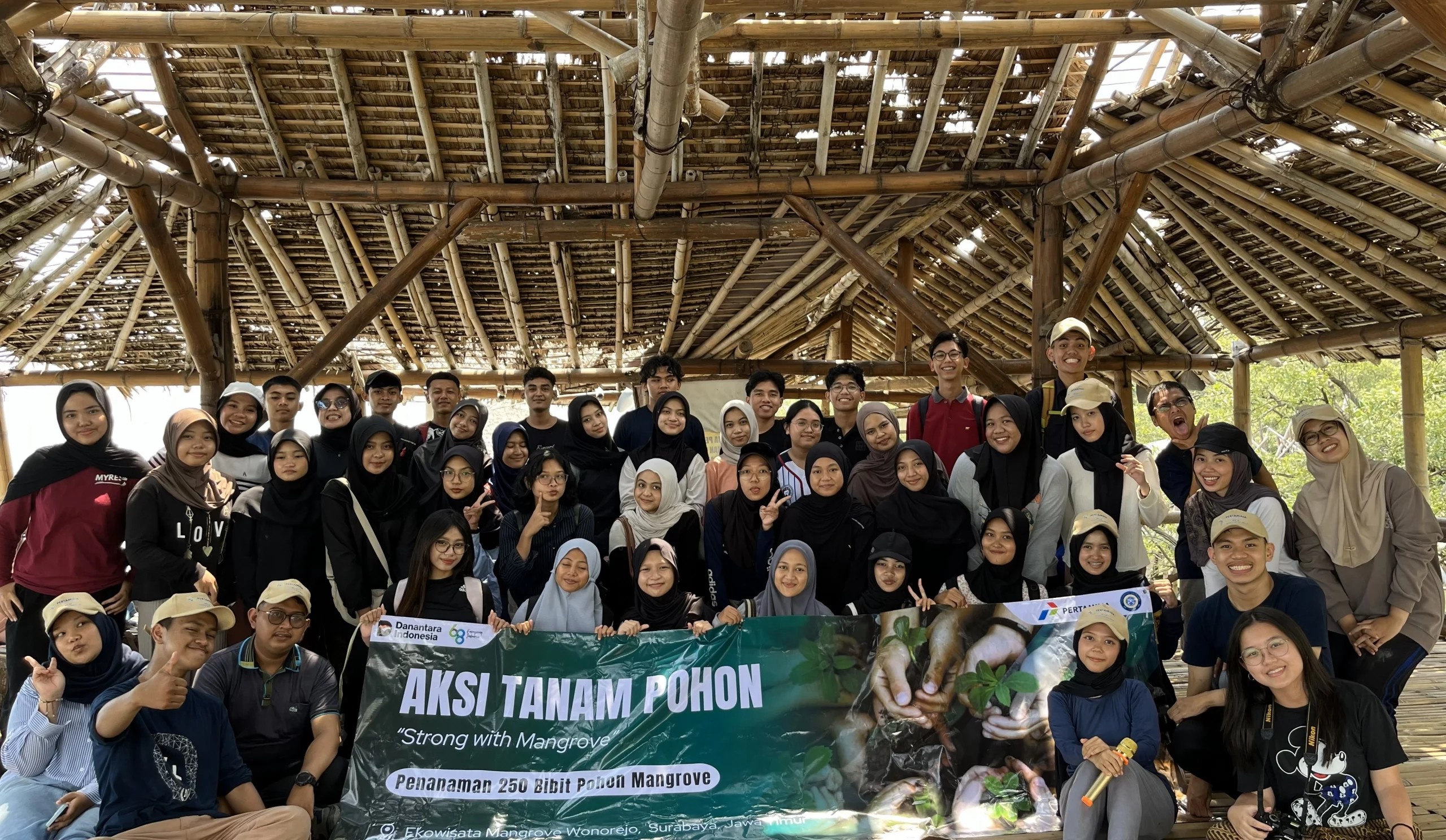 Sesi Foto bersama kegiatan Aksi Tanam 250 Mangrove, Sobat Bumi UNAIR di Ekowisata Mangrove Wonorejo Surabaya (20/12/2025) (Foto: Narasumber)