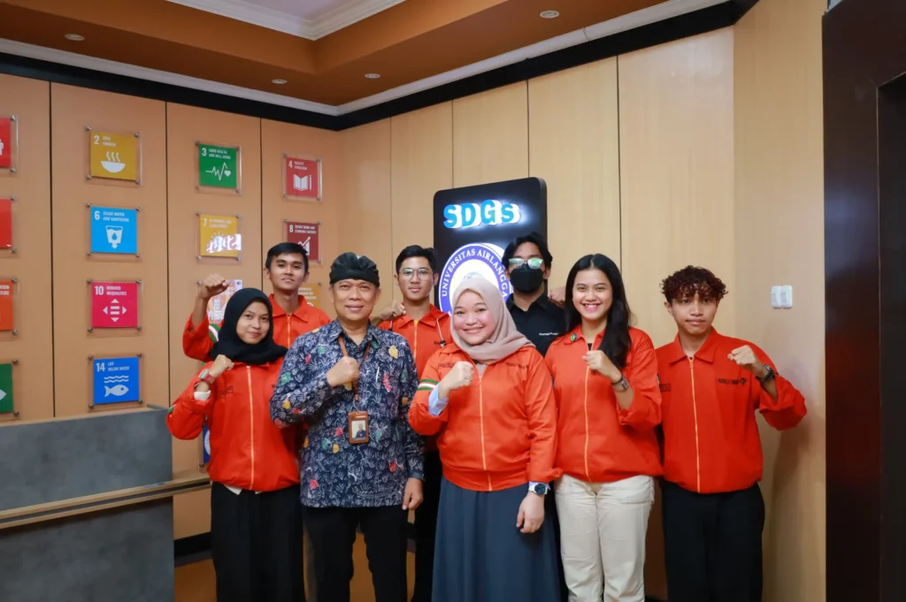 Ketua LPMB berfoto bersama pembina UKM WANALA dan para anggota WANALA yang akan terjun menjadi relawan di Aceh