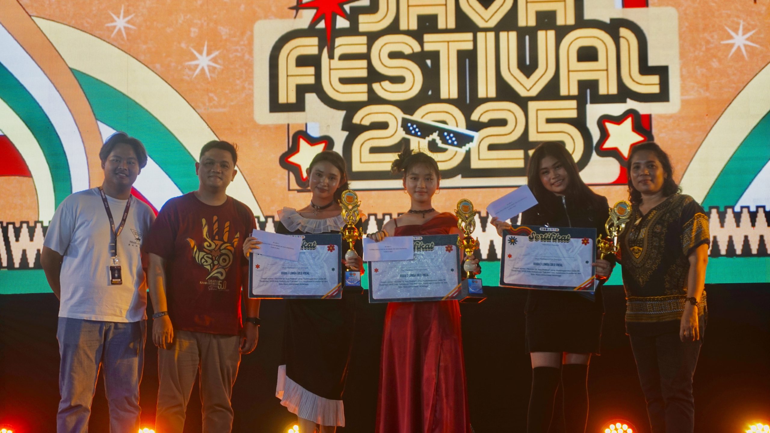 Para pemenang lomba Solo Vocal tingkat SMP dan SMA se-Banyuwangi berpose bersama panitia dan dewan juri usai penyerahan penghargaan dalam rangkaian Sunrise of Java Festival (SOJF) 2025. (Foto : istimewa)