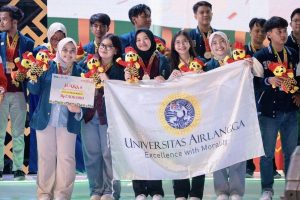 Tim PKM-RSH UNAIR saat menerima Medali Perak PIMNAS 38, membawa nama universitas melalui riset bertema perlindungan anak di ruang digital. (Foto: Istimewa)