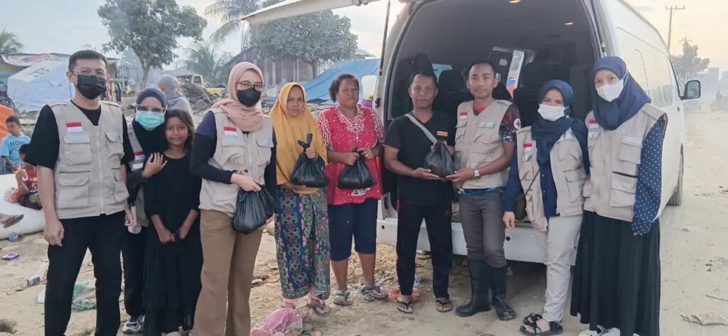 A team from Universitas Airlangga (UNAIR) delivered basic food supplies to residents affected by the disaster in Aceh as part of its humanitarian mission