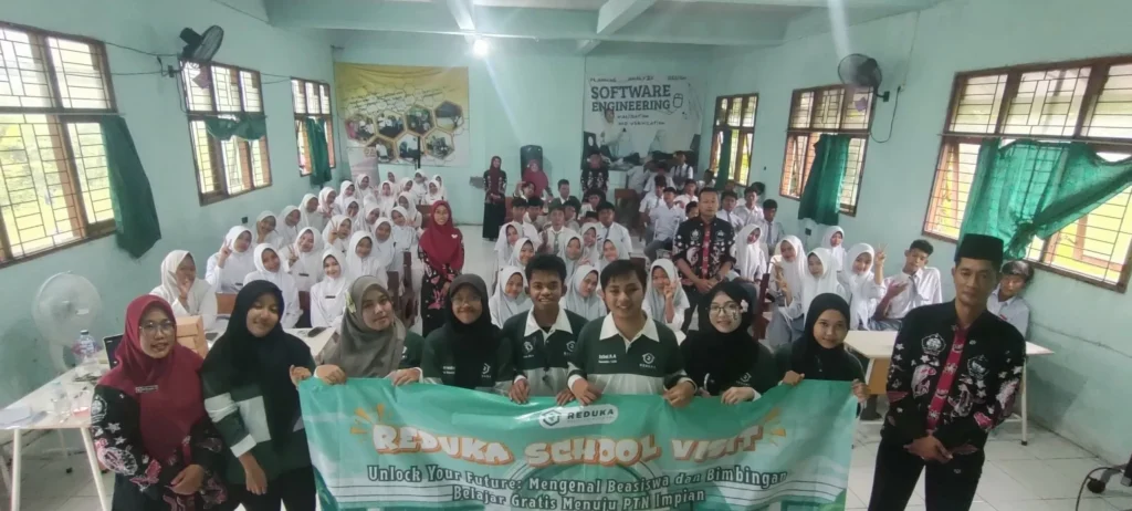 Iqbal Rohim Al Farisi dan tim REDUKA bersama siswa Pondok Pesantren Nurul Ummah, Kedungpring, Lamongan (Foto: Istimewa).