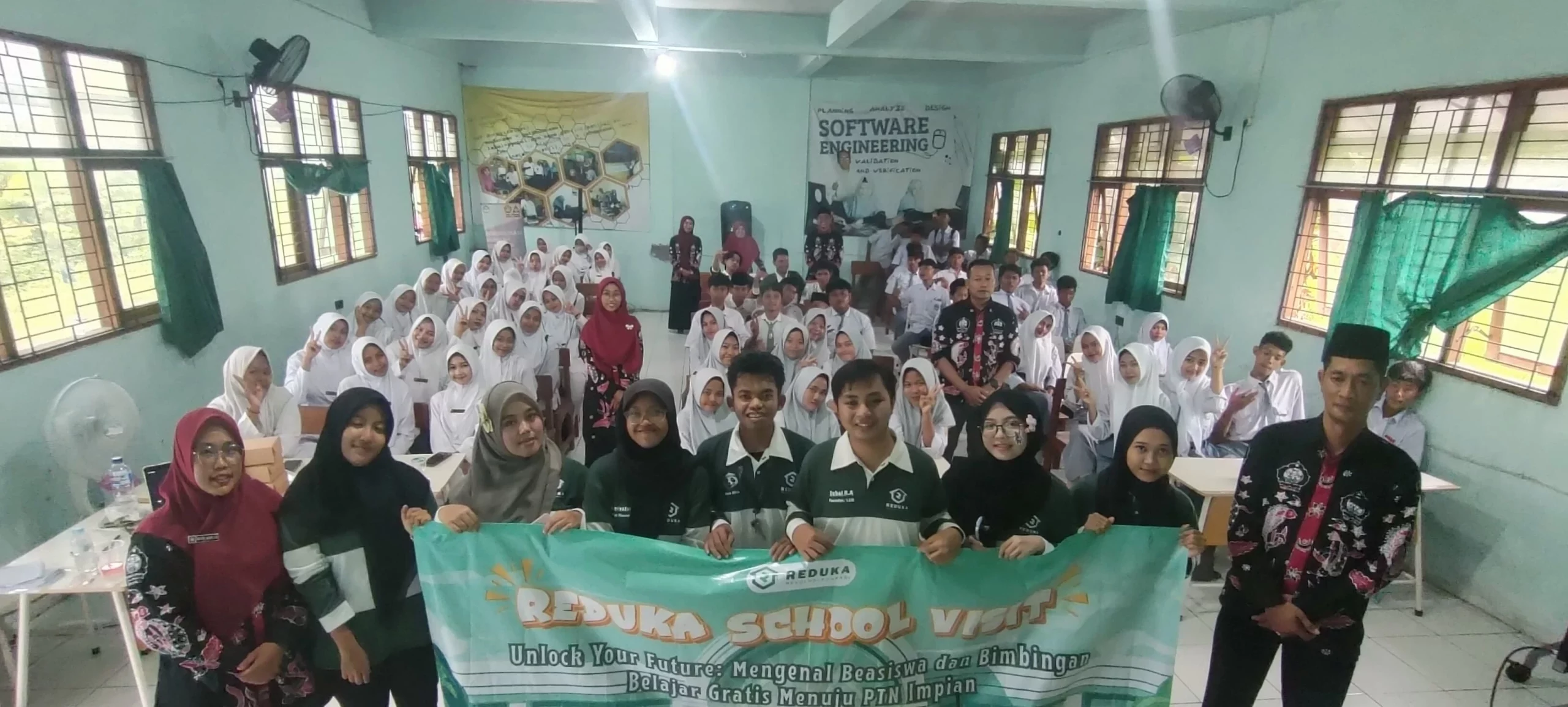 Iqbal Rohim Al Farisi dan tim REDUKA bersama siswa Pondok Pesantren Nurul Ummah, Kedungpring, Lamongan (Foto: Istimewa).