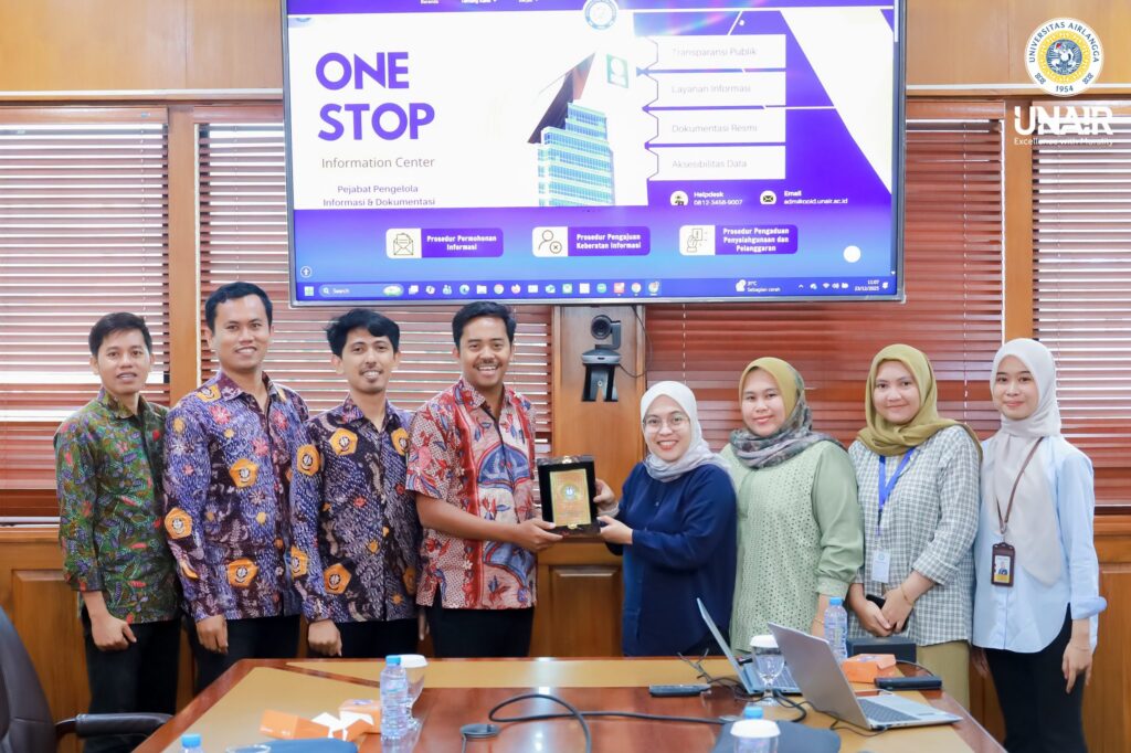 Sesi foto bersama PPID UNAIR dan PPID UTM dalam rangka kunjungan penguatan layanan informasi publik, Selasa (23/12/2025). (Foto: PHMP UNAIR)