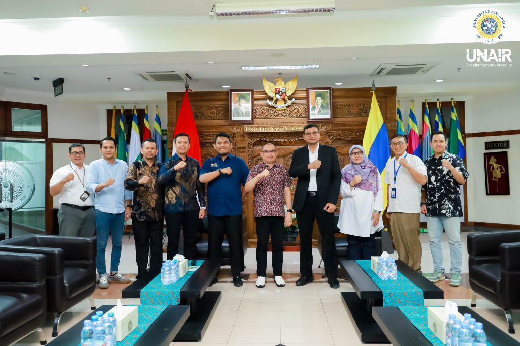Jajaran pimpinan UNAIR dan Universitas Syah Kuala saat sesi foto bersama di di Ruang Sidang Pleno Balairua, Kamis (12/12/2025) (Foto: PHMP UNAIR)