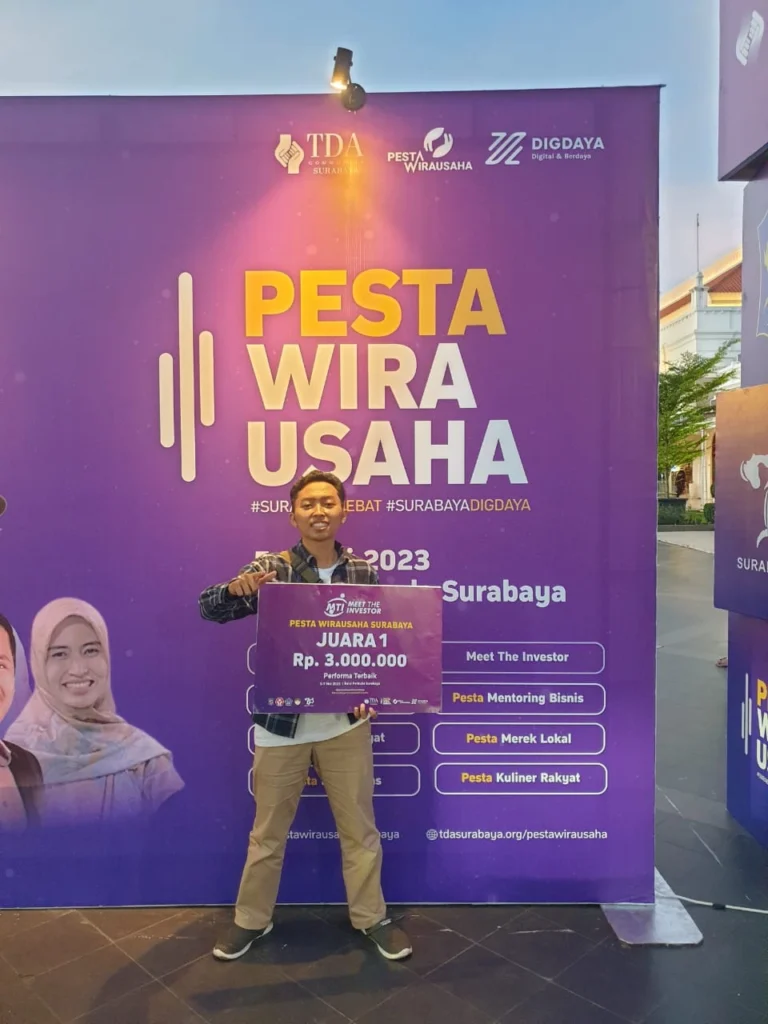 Difandi Wahyu Hibatur Rahman, a Mathematics graduate from the Faculty of Science and Technology (FST), owner of the MASPOKAT avocado–shake business (Photo: Source)