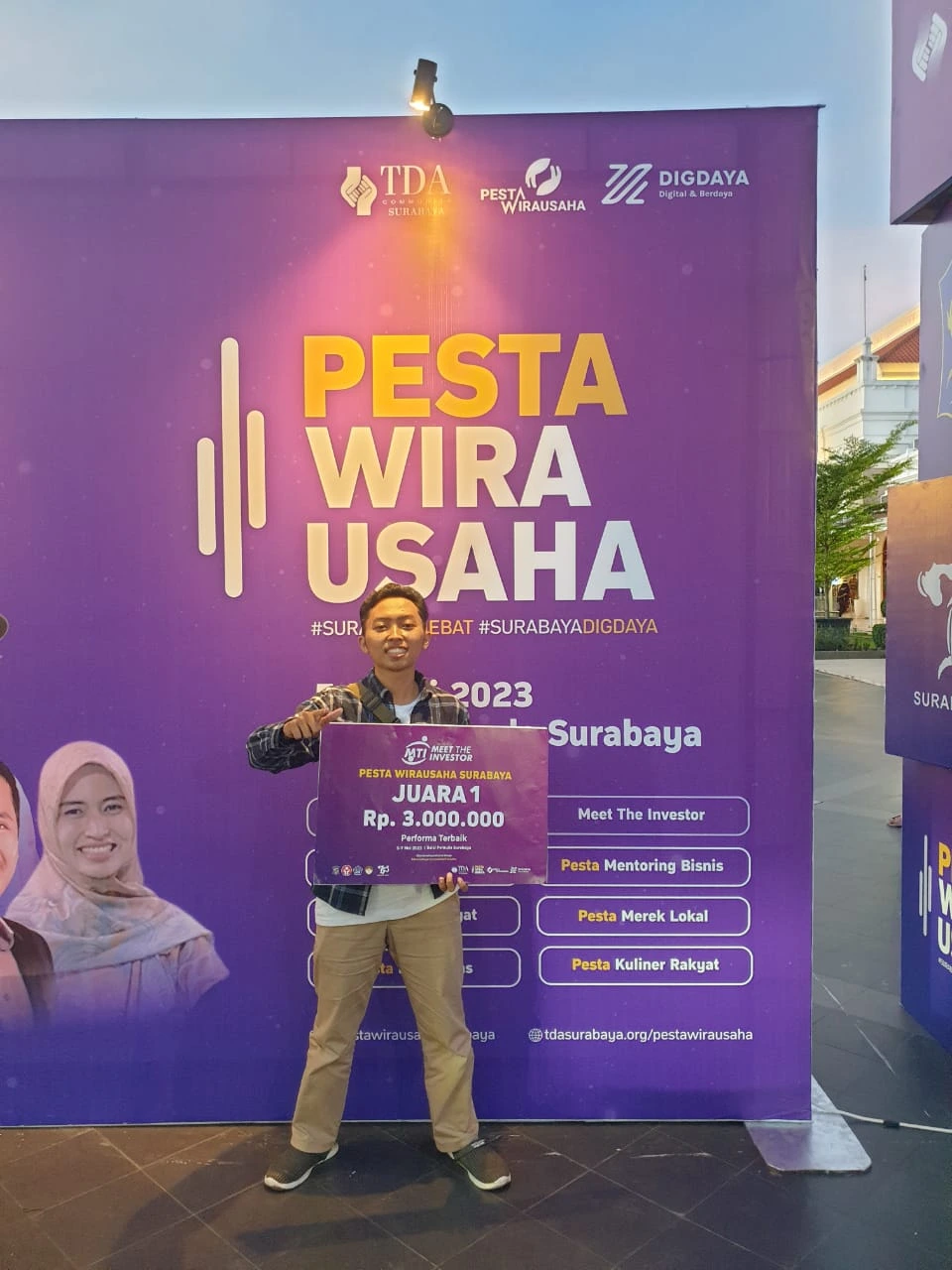 Difandi Wahyu Hibatur Rahman, a Mathematics graduate from the Faculty of Science and Technology (FST), owner of the MASPOKAT avocado–shake business (Photo: Source)