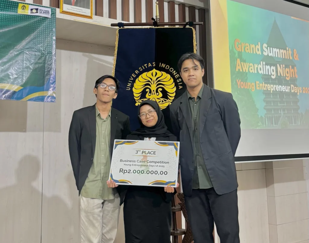 A portrait of UNAIR students who secured third place in the Business Case Competition: Azmiyah Tsauroh (left), Izza Widiafikri (center), and Renaldi Setiawan (right). (Photo: By courtesy)