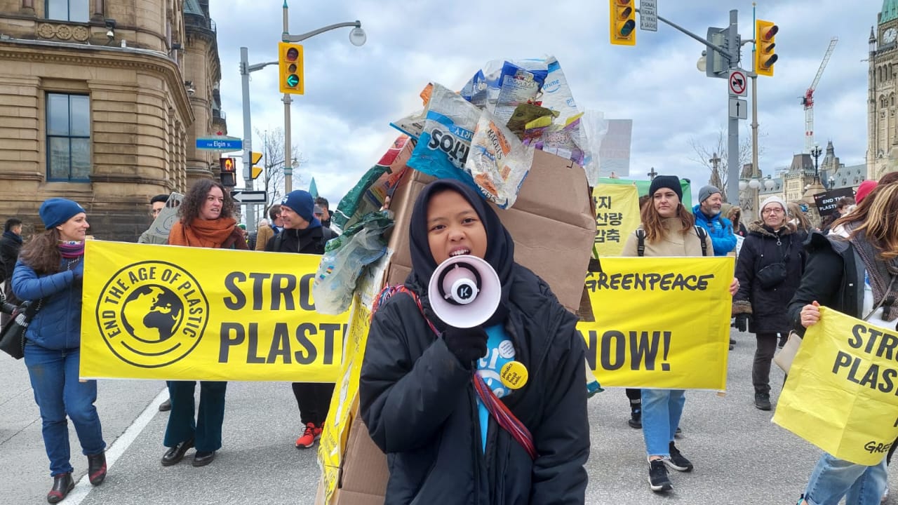 Potret Aeshnina Azzahra Aqilani Suarakan Krisis Limbah Plastik di Ottawa (Foto: Istimewa)