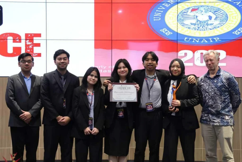 The team poses together after receiving awards at the 20th IHLMCC 2025. (Photo: Source)