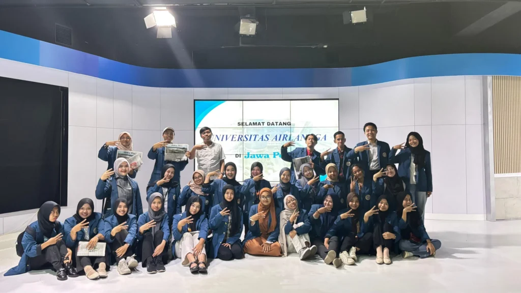 Mahasiswa FIB UNAIR saat melakukan kunjungan ke Jawa Pos, Senin (22/12/2025) (Foto: Istimewa).