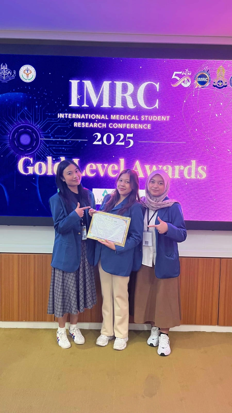 The UNAIR medical student team poses after receiving an award at IMRC 2025 (Photo: Source)