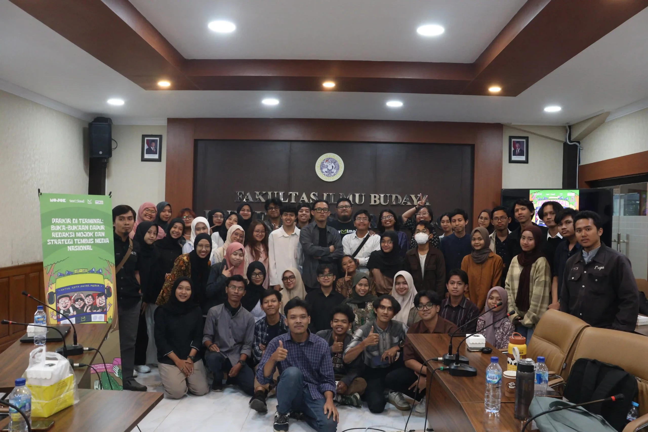 Foto bersama para pembicara dari Terminal Mojok dengan para peserta (Foto: Panitia)