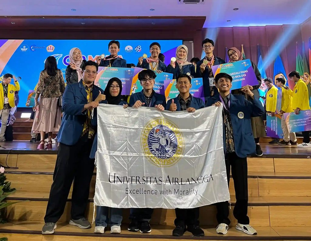 Muhamad Dhiya’ Ulhaq bersama delegasi UNAIR saat menerima penghargaan Medali Emas Bidang Biologi pada ONMIPA 2025. (Foto: Dok. Pribadi)