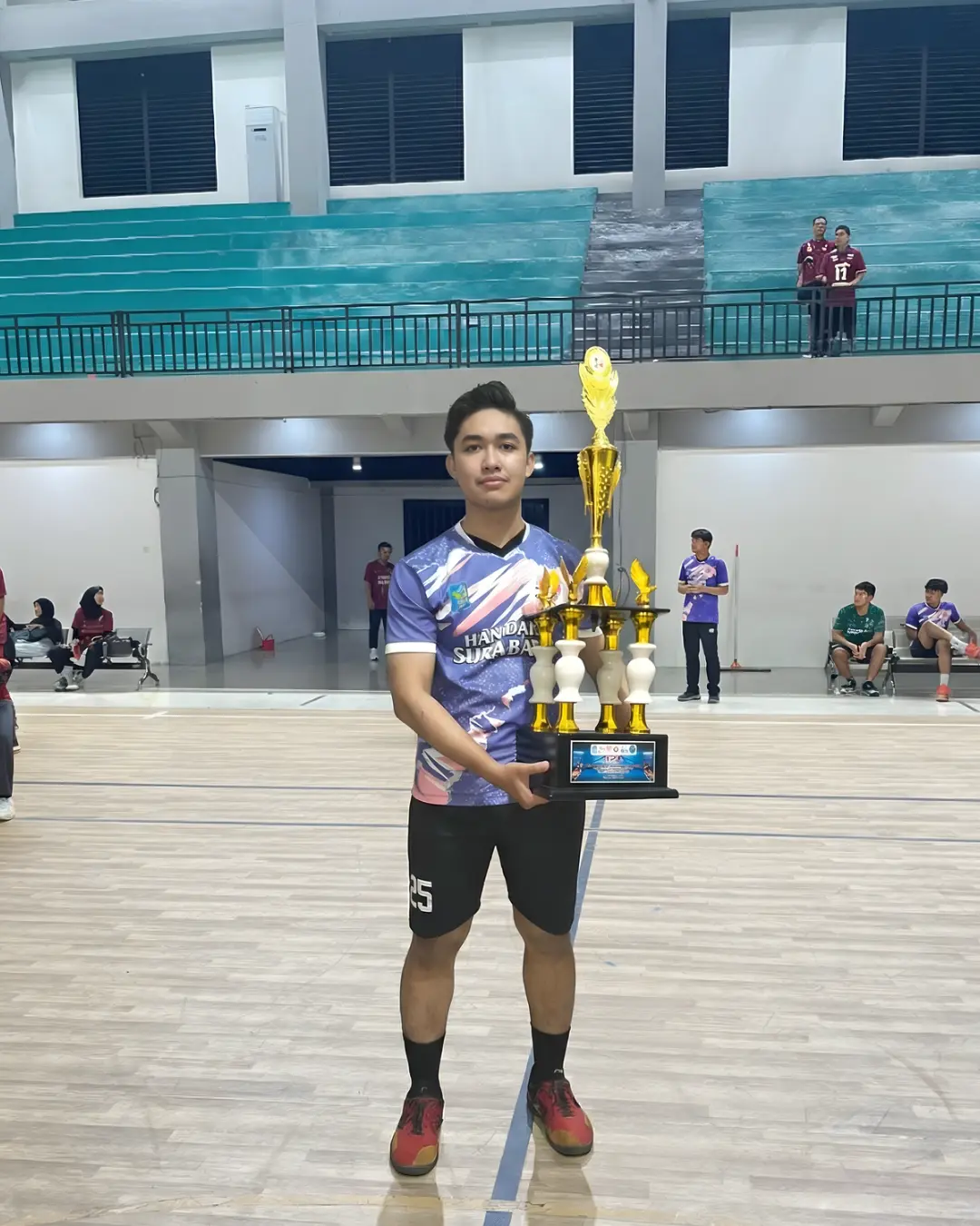 Muhammad Zaky Arrasyid saat menerima penghargaan Juara 1 Junior Putra di Kejurprov Bola Tangan Jatim 2025. (Foto: Dok. Pribadi)