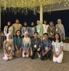 Nayyara, Nayla, dan Dian bersama delegasi lainnya setelah kompetisi di Soedirman Dental Scientific Meeting 2025. (Foto: Dok. Pribadi)