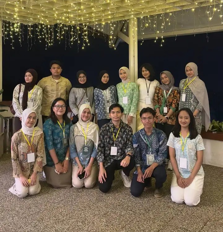 Nayyara, Nayla, dan Dian bersama delegasi lainnya setelah kompetisi di Soedirman Dental Scientific Meeting 2025. (Foto: Dok. Pribadi)