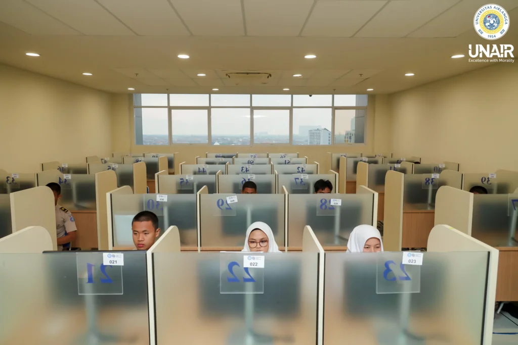 Siswa-siswi SMA mengerjakan tes TKA